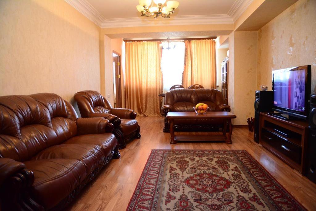Lesi Apartament Erevan Esterno foto