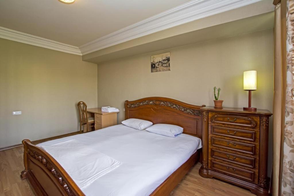 Lesi Apartament Erevan Esterno foto