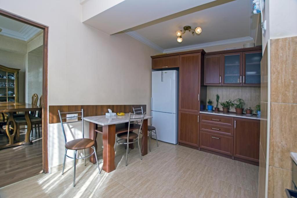 Lesi Apartament Erevan Esterno foto