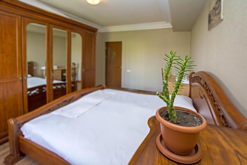 Lesi Apartament Erevan Esterno foto